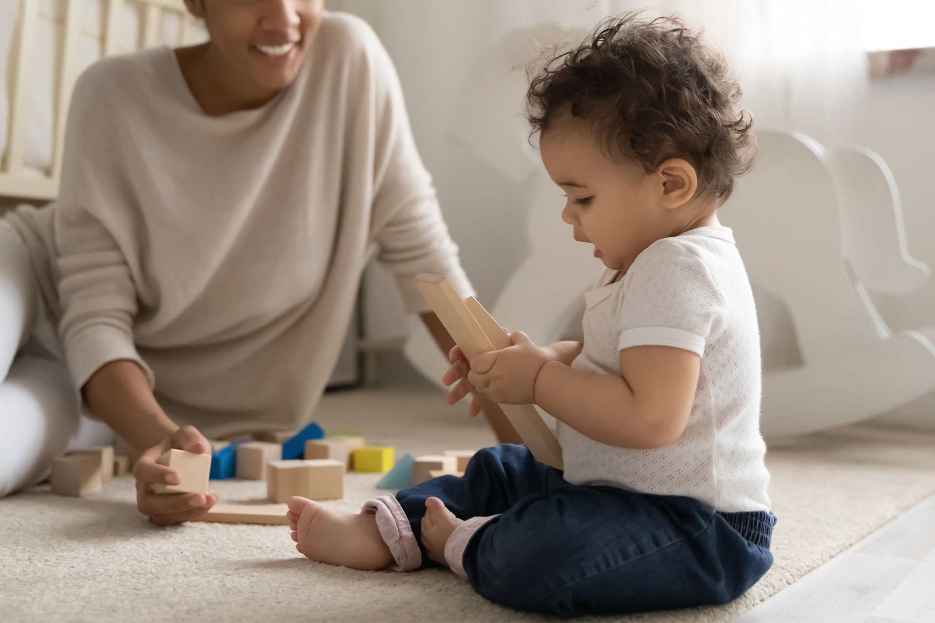 Mamá jugando con su bebé.