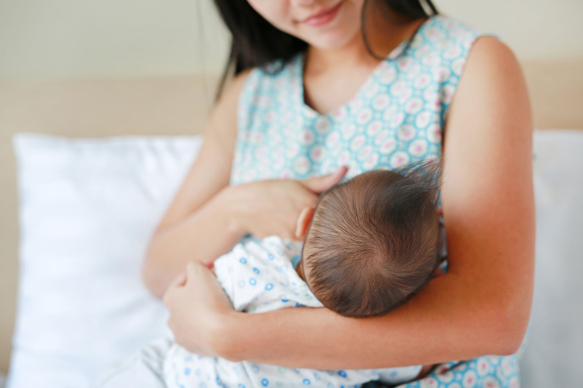 Mamá amamantando a su bebé en la cama
