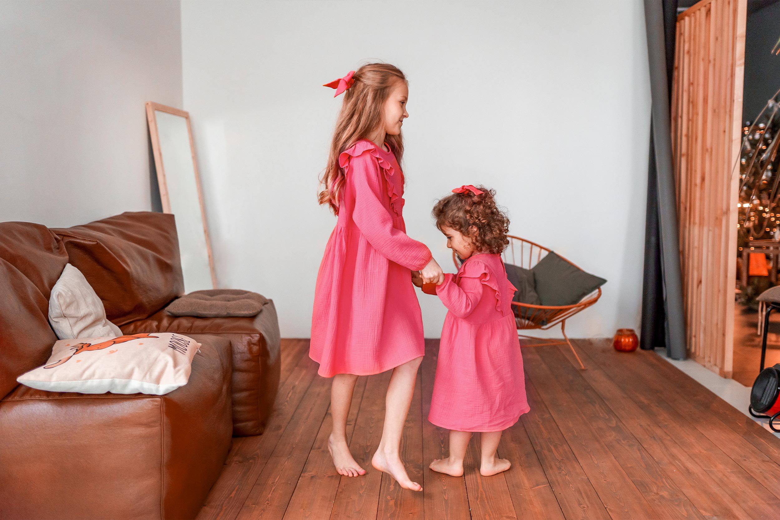 Hermanas bailan en la sala de su casa