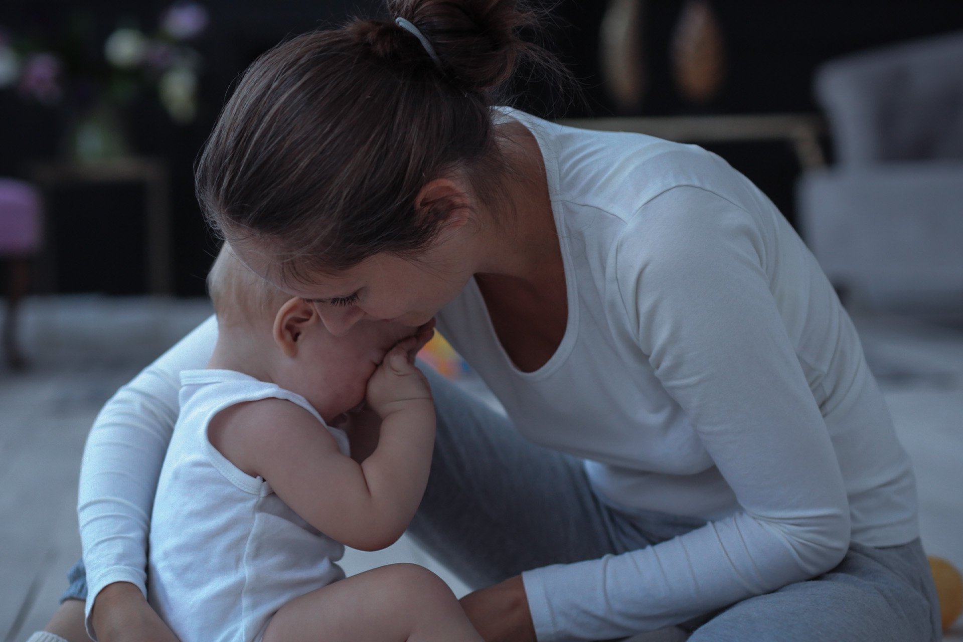Mamá consolando a su bebé.
