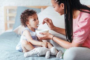 Mamá dándole de comer a su bebé