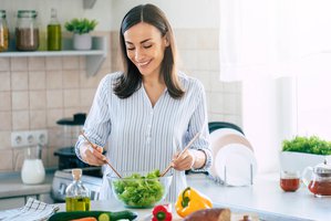 Mujer cocinando una ensalada