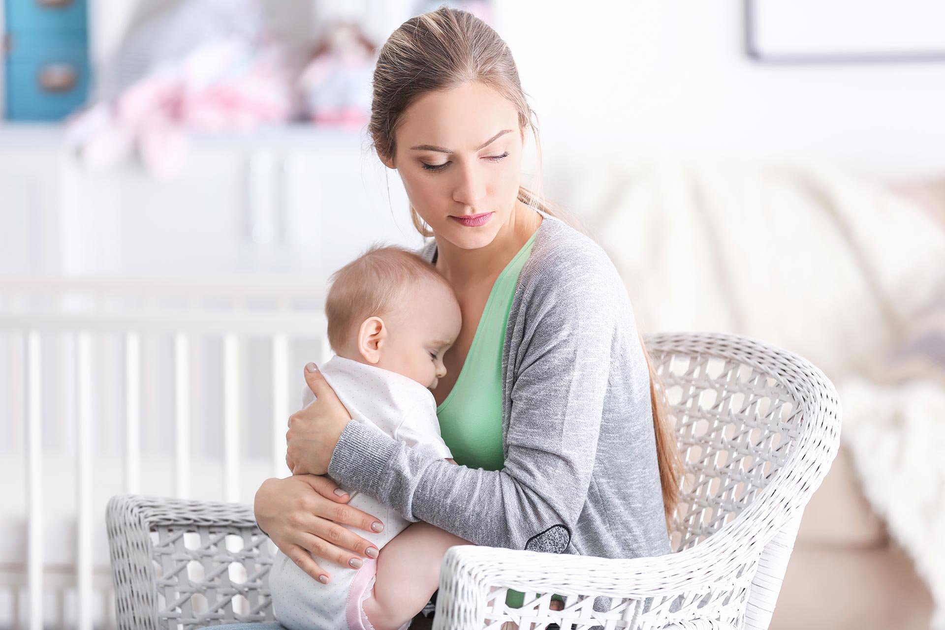 Mamá triste cargando a su bebé