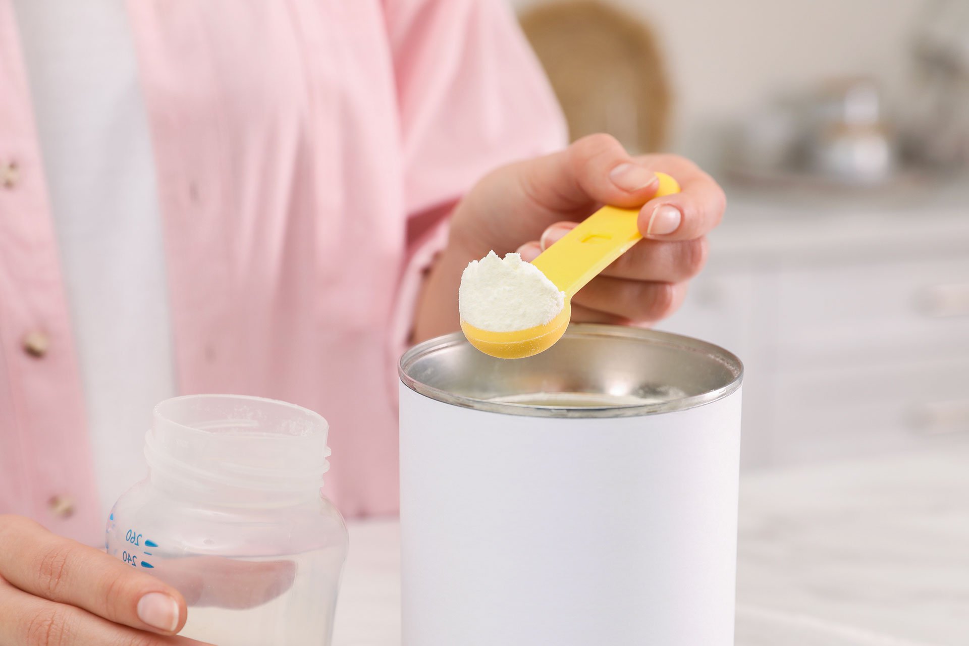 Preparando tetero con leche en polvo