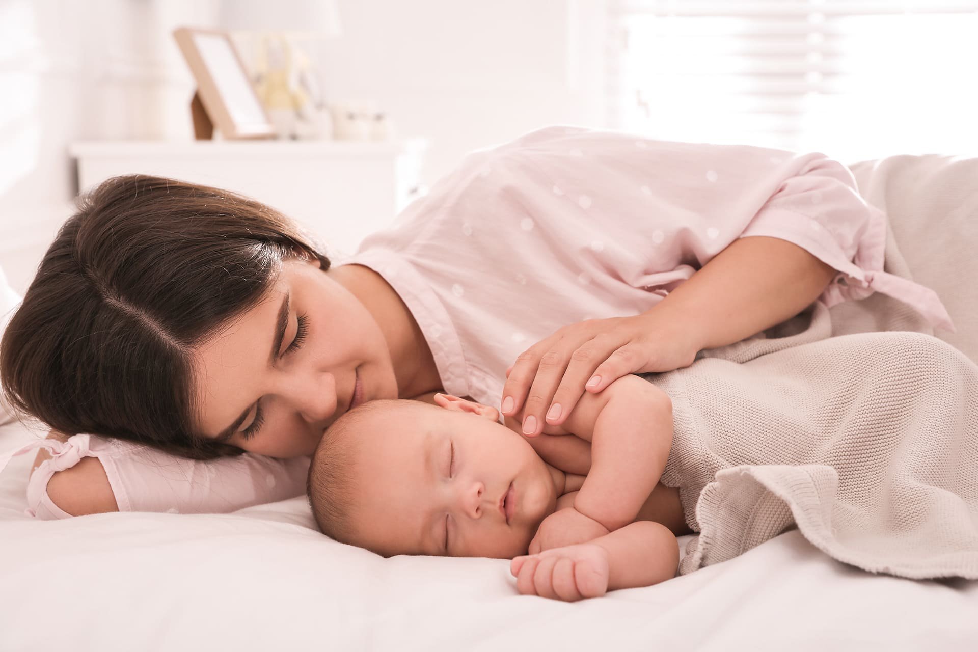 Mamá durmiendo con su bebé.